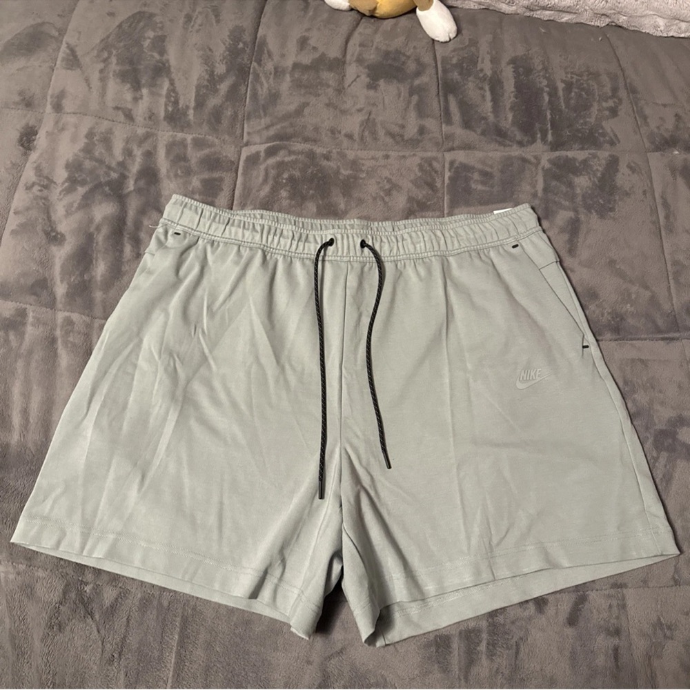 NIKE Tech Shorts 4XL Mens Mica Green Lightweight Above Knee Length